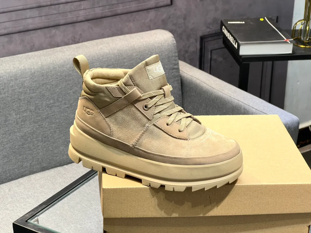 Men's shoes 💰620 (UGG) New 👉 Warm series for casual men, the simple and elegant shoe style sublimates the classics, the fabric is made of imported cowhide embossed ➕ warm real wool lining, and the special rubber outsole upgrades the wearing experience ✌️ Comfortable on the feet, very domineering! Code number:38-44